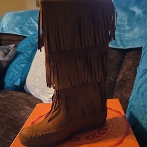 Minnetonka Brown Moccasins with Fringe Decoration and Soft Suede Material